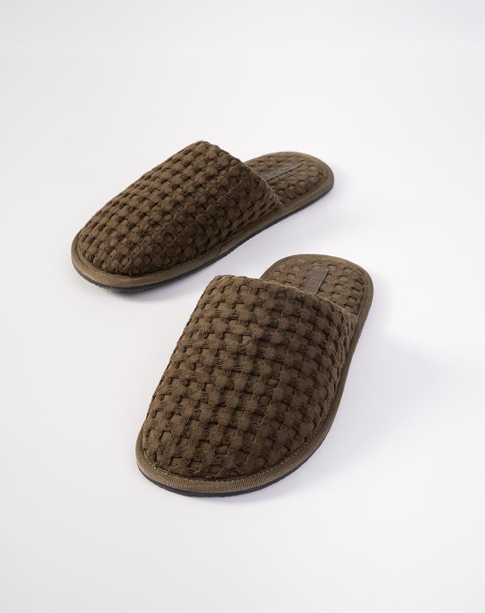 Pantufla tipo mule tejido waffle café hombre