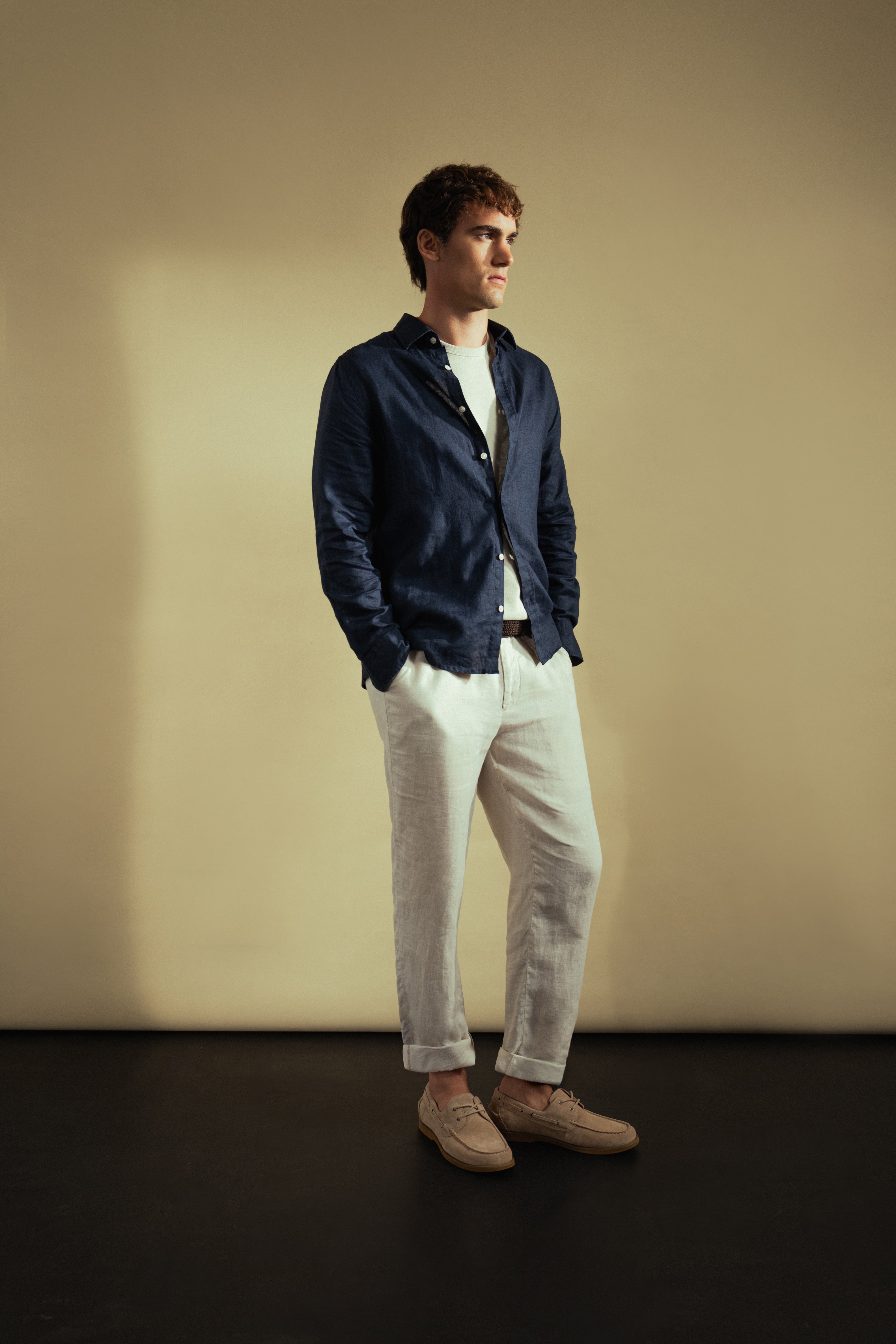 Pantalón chino regular lino caqui hombre