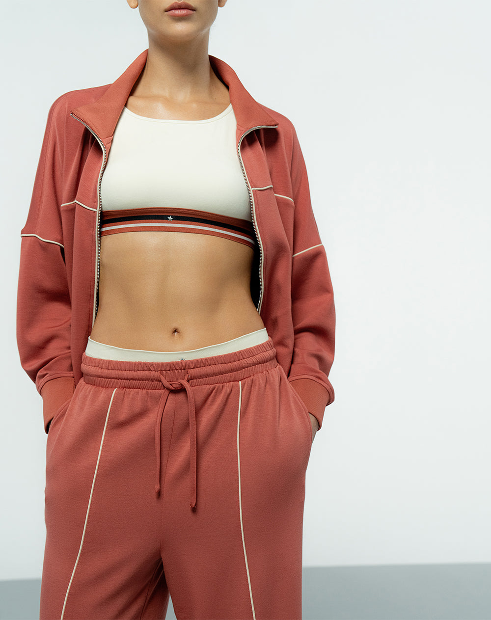 Pantalón tiro alto terracota mujer