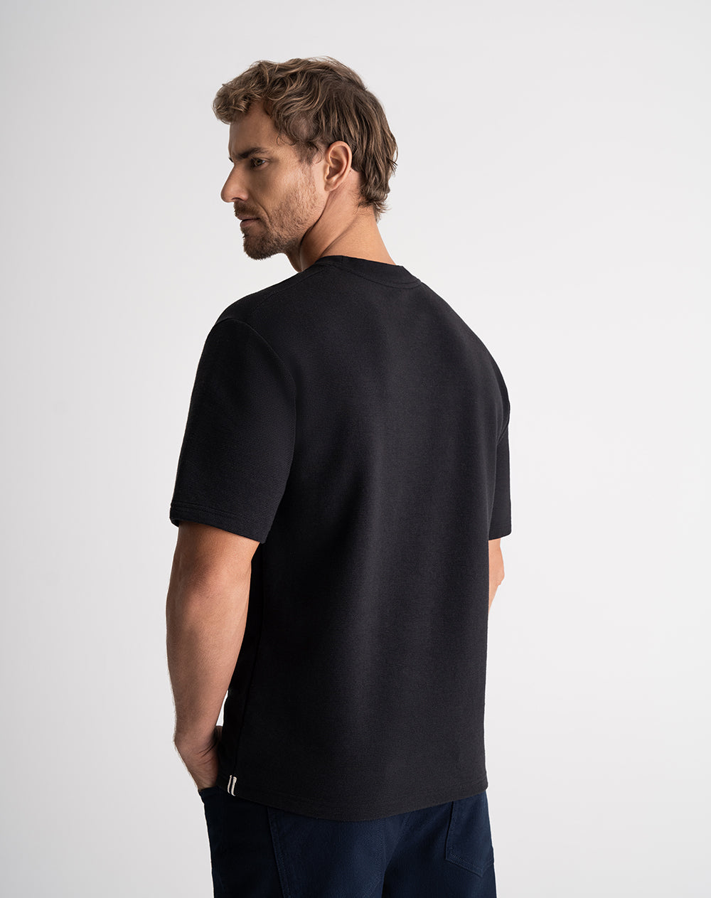 Camiseta regular algodóin negra hombre