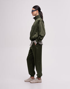 Jogger regular tiro medio satín verde mujer