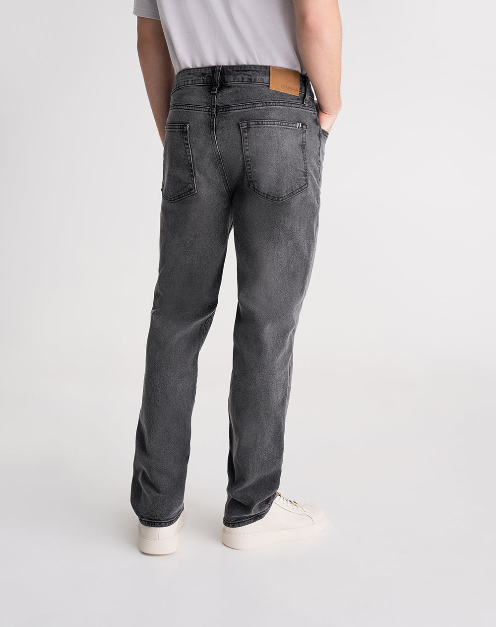 Jean regular fit tiro medio denim gris