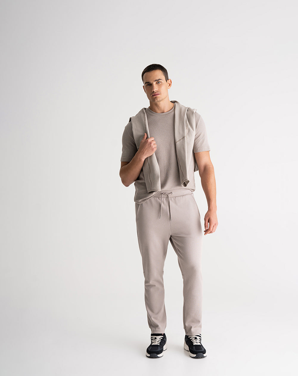 Jogger regular tacto suave taupe hombre