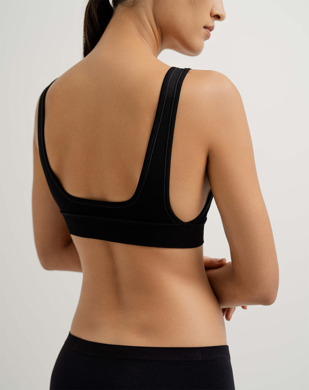 Top soporte medio seamless cargaderas anchas negro