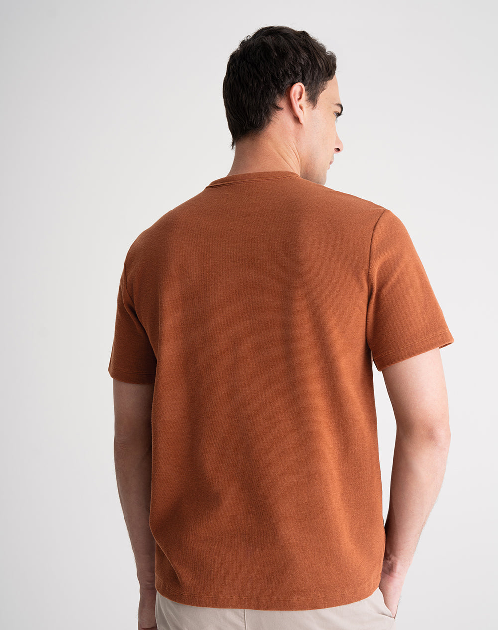 Camiseta regular fit manga corta café