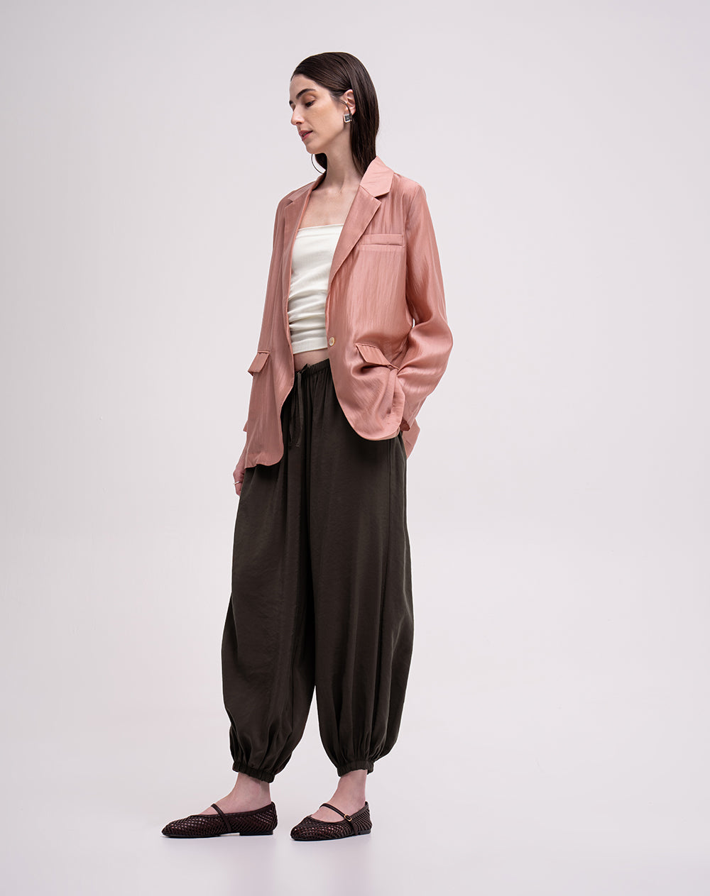 Pantalón oversize tiro alto café mujer