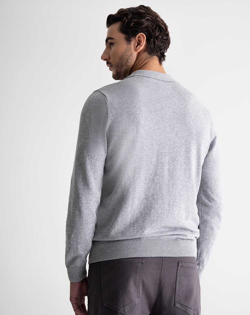 Buzo tipo polo regular fit tejido de punto gris hombre