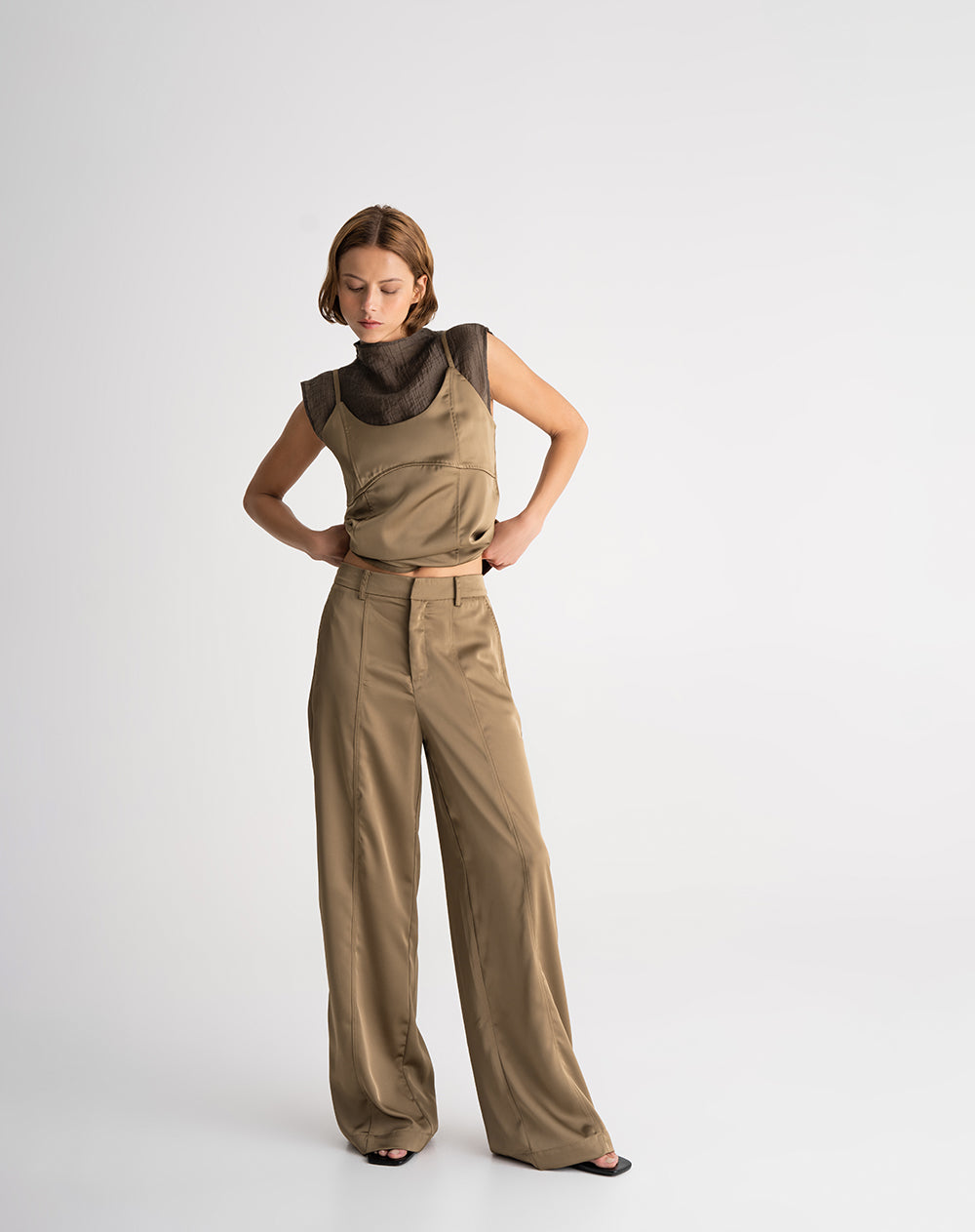 Pantalón wide leg tiro alto satín café mujer