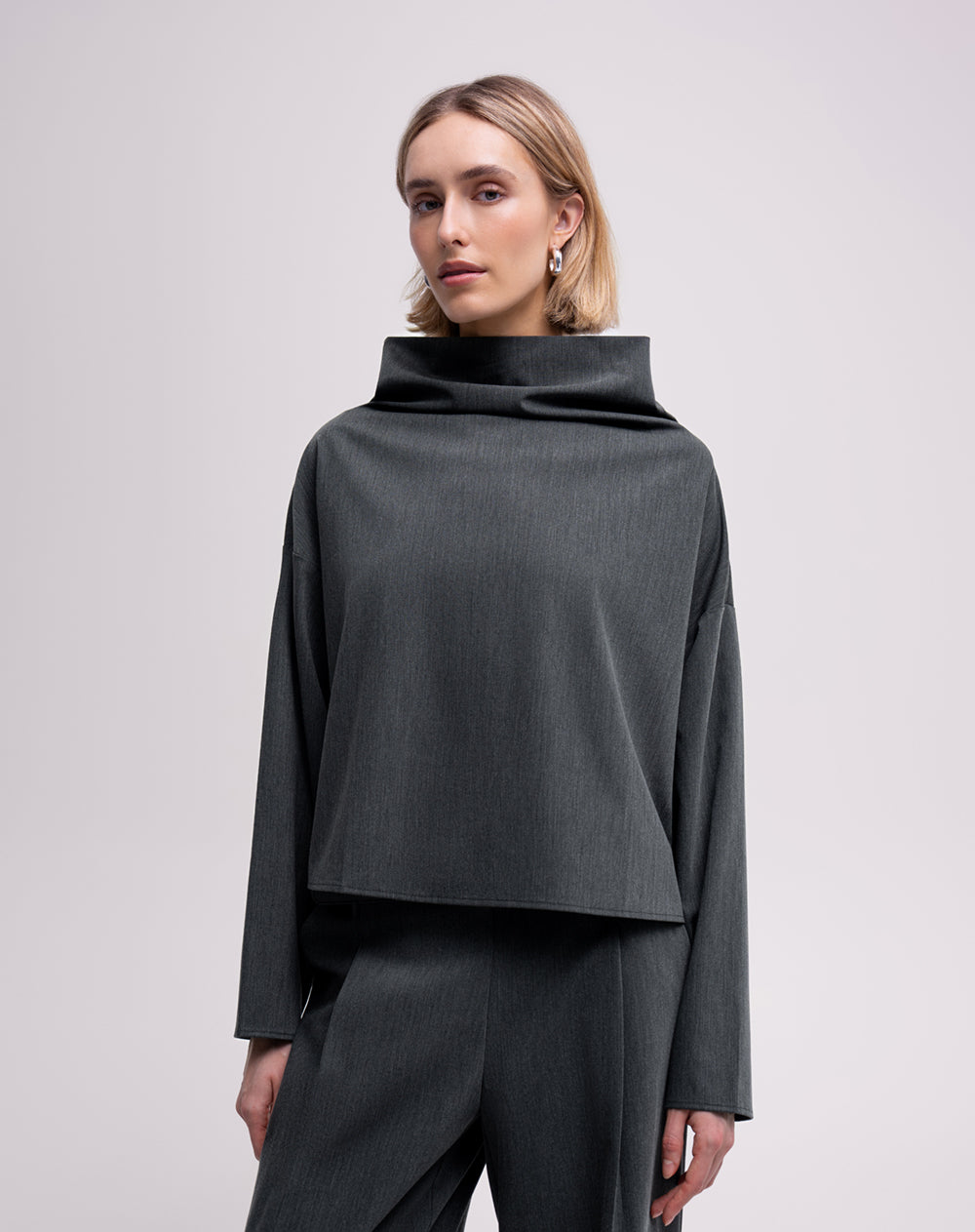 Camisa oversized fit manga larga gris