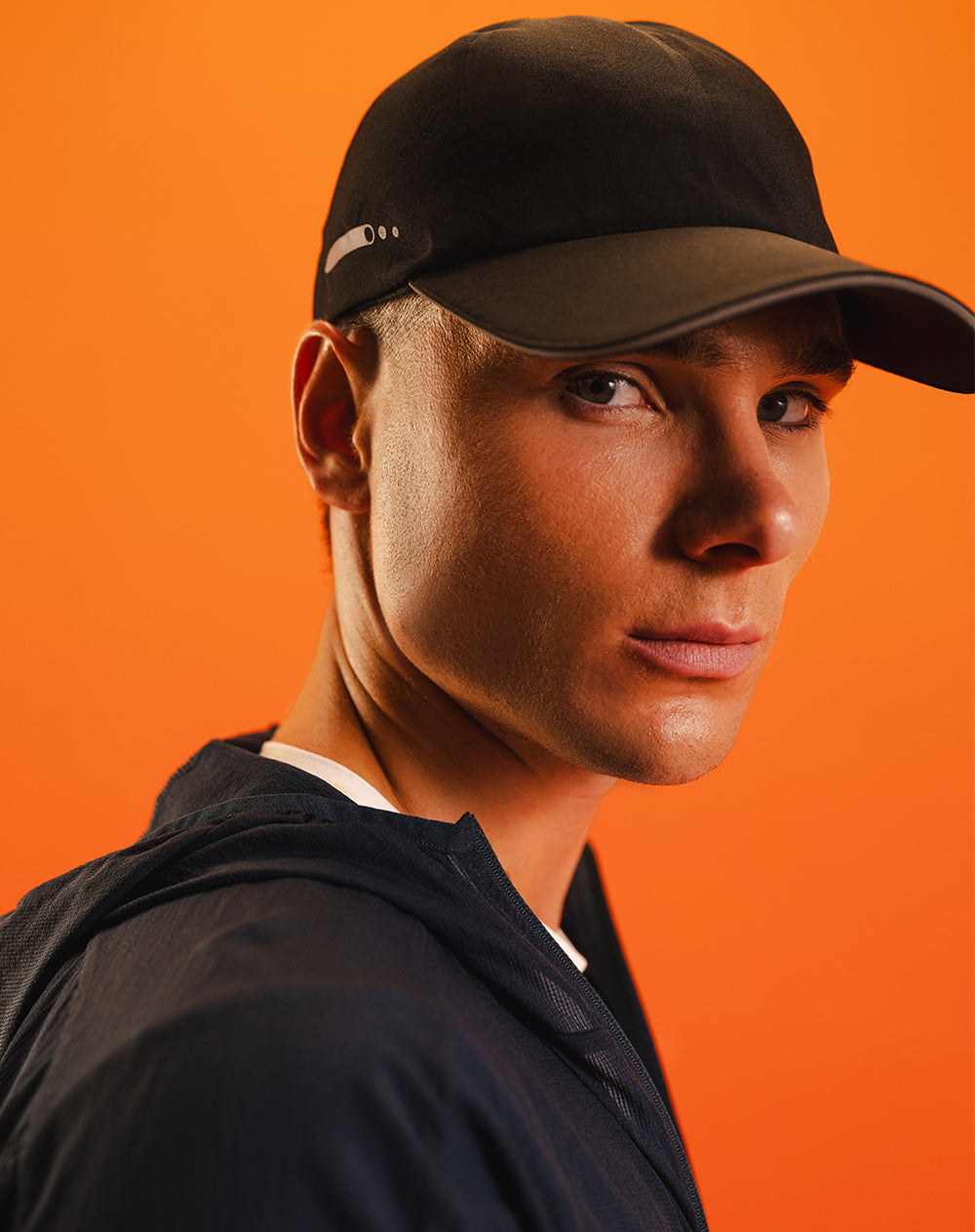 Gorra deportiva ajustable negra