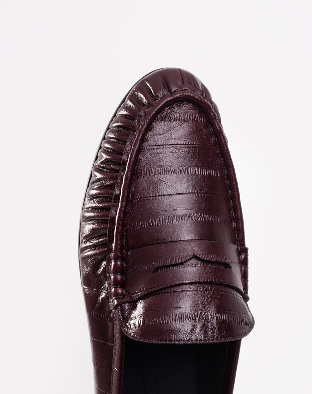 Mocasín tipo zueco cuero vinotinto mujer