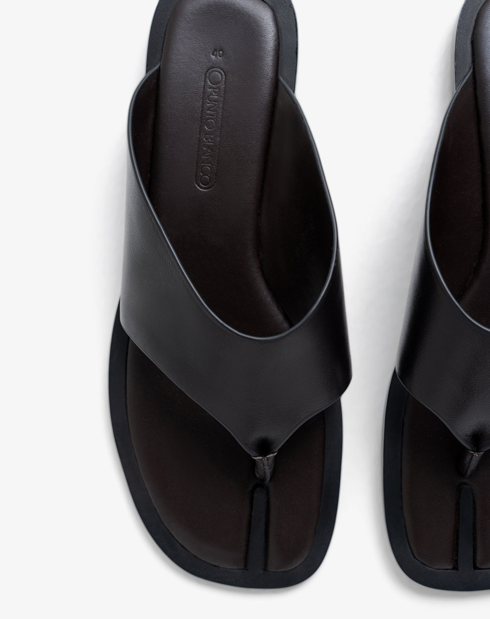 Sandalias planas café mujer
