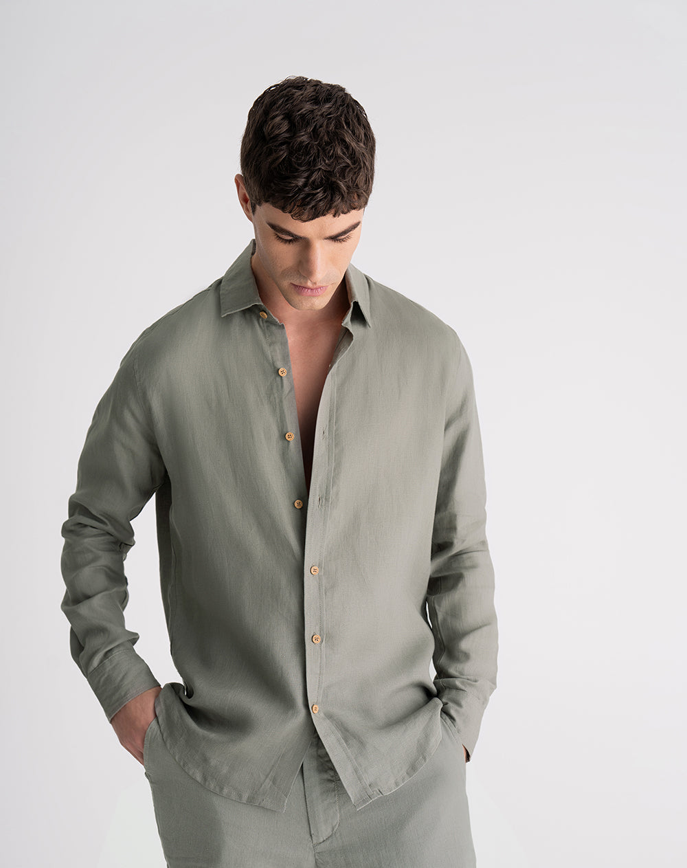 Camisa manga larga regular lino verde hombre