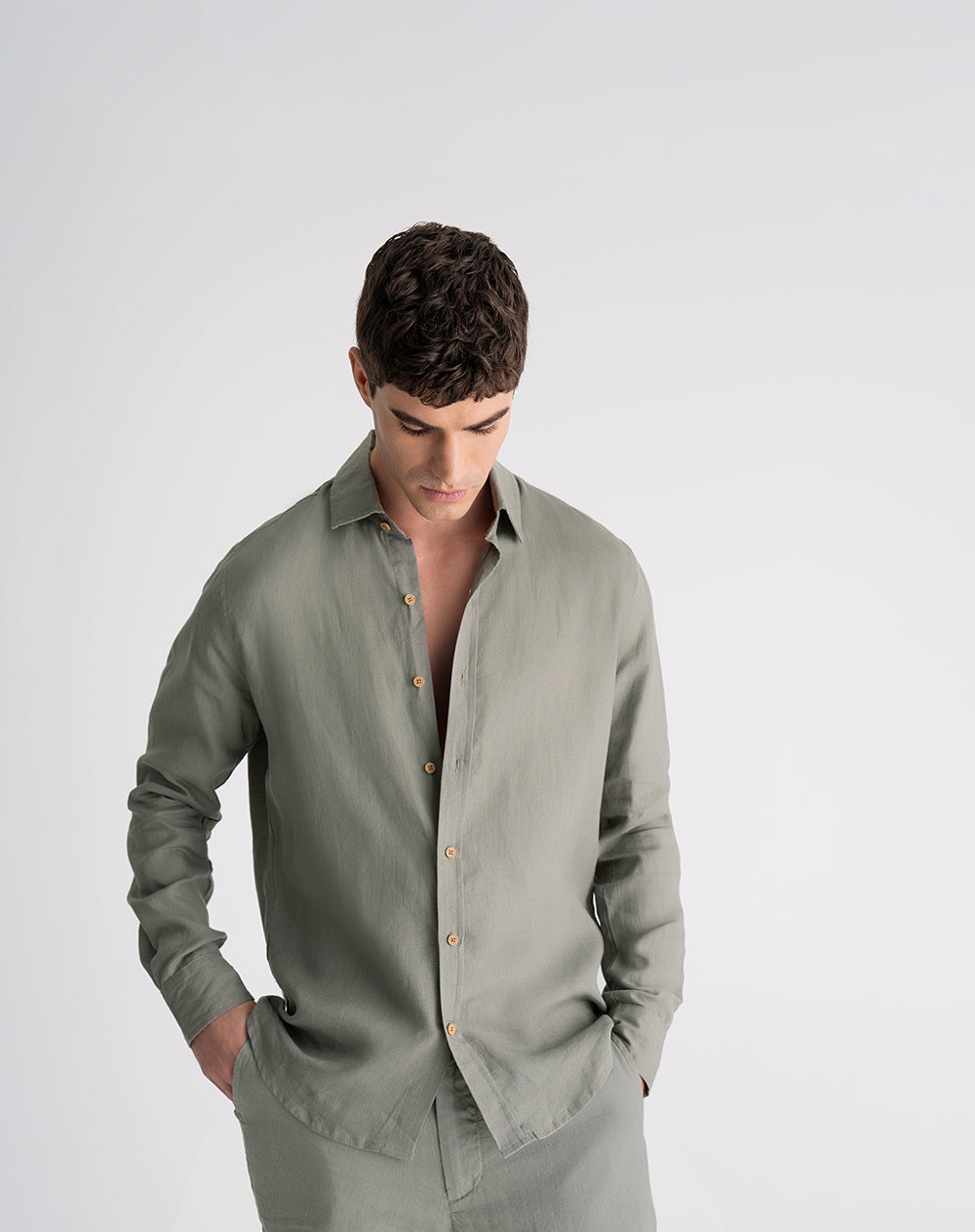 Camisa manga larga regular lino verde hombre