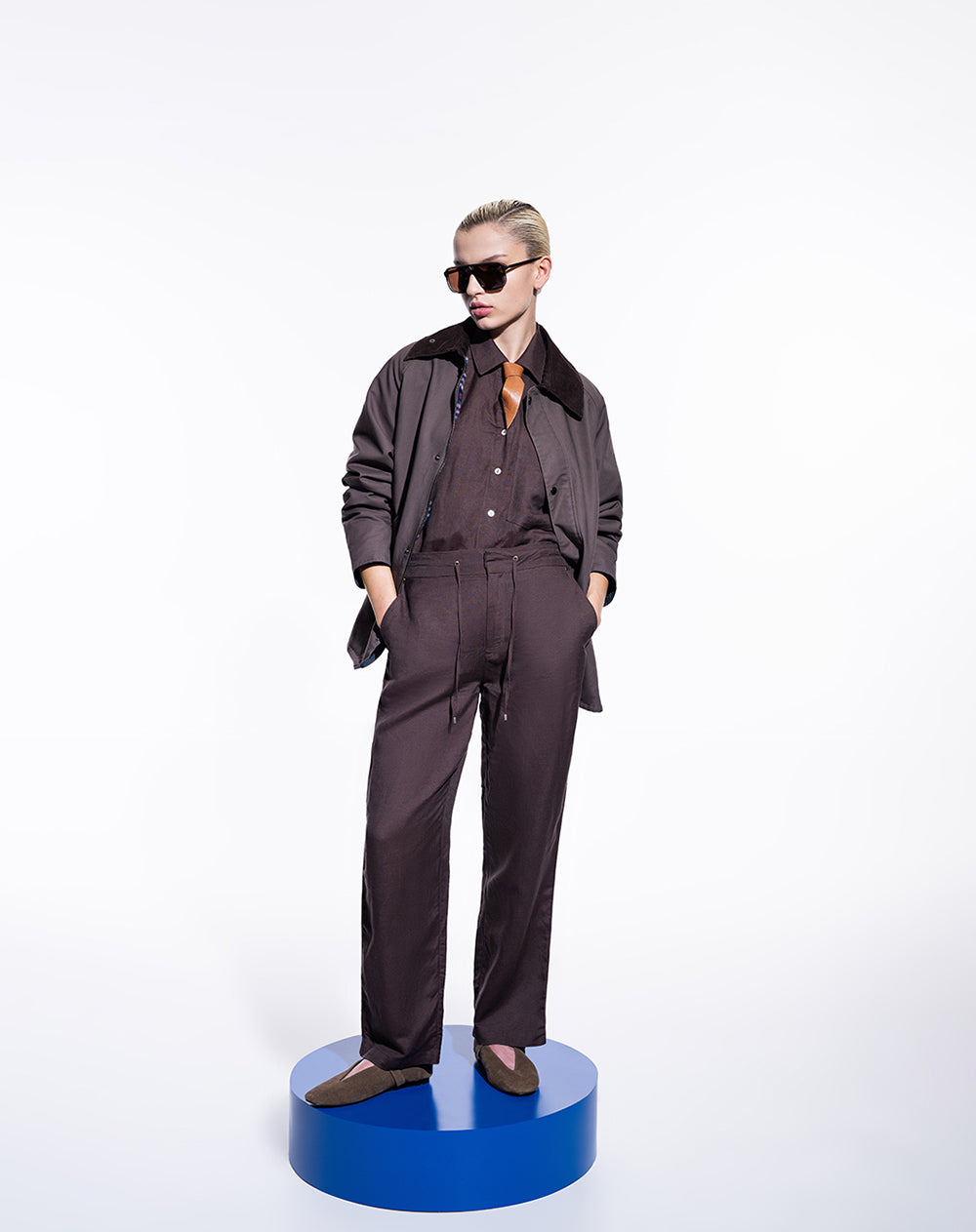 Pantalón recto tiro medio elástico en cintura café mujer