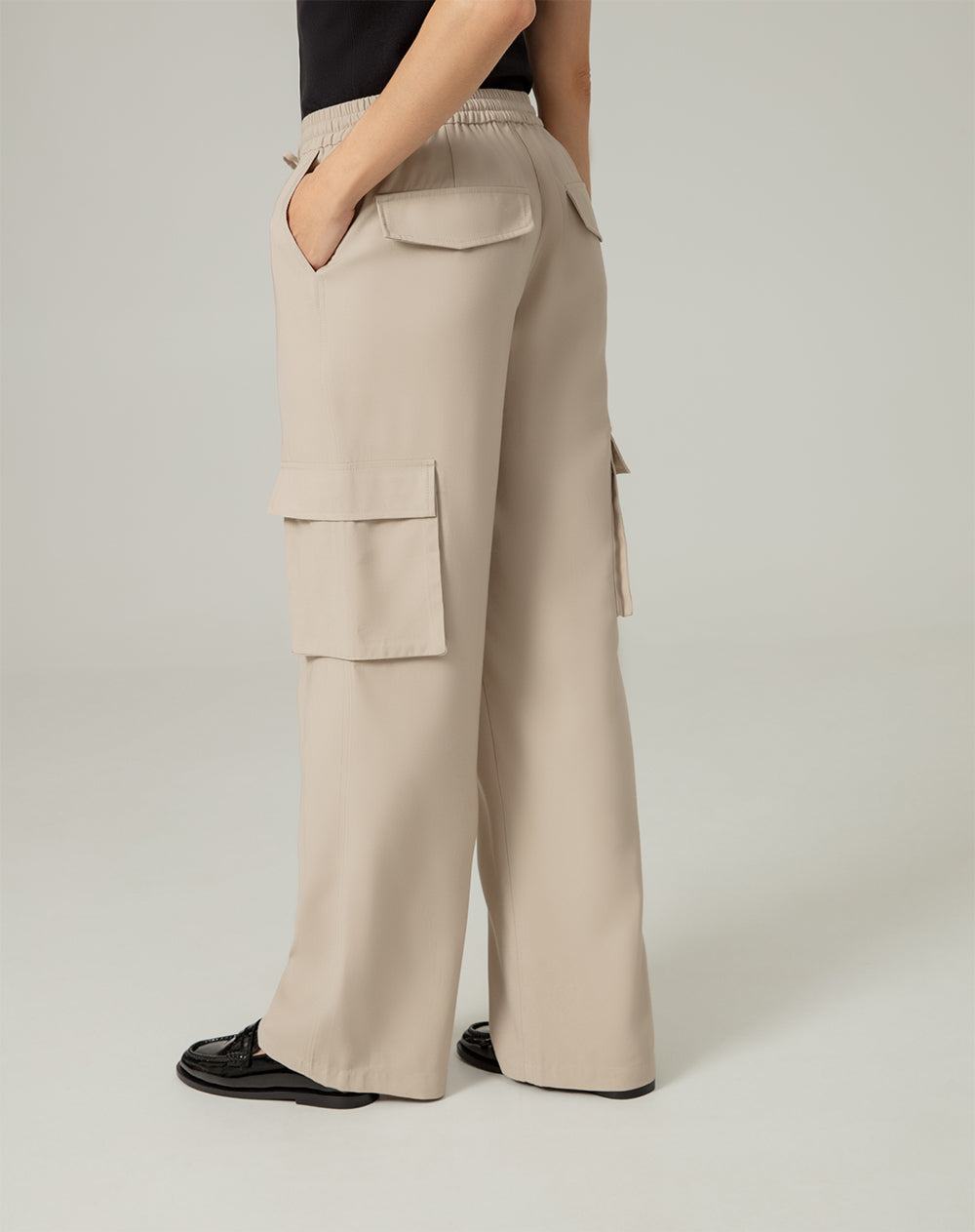 Pantalón cargo tiro medio cordón de ajuste arena mujer