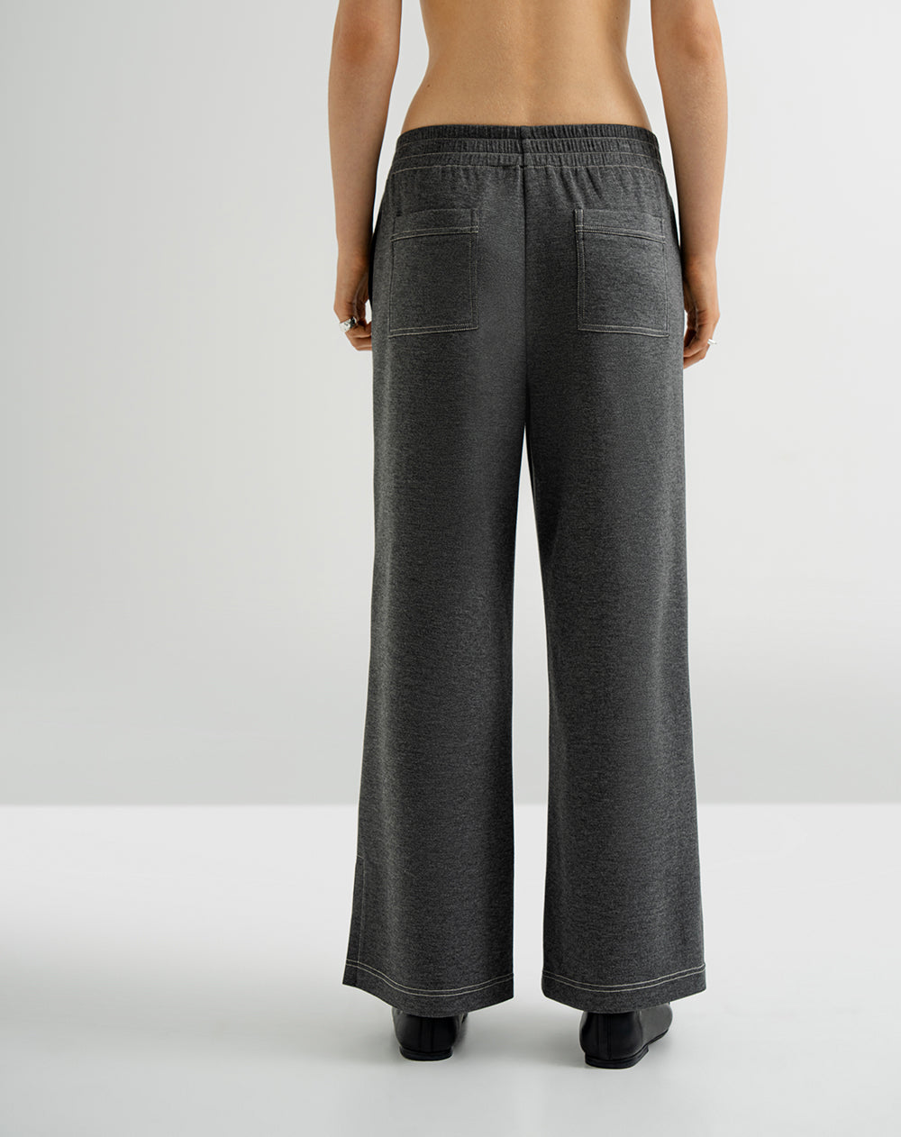 Pantalón tiro medio gris mujer