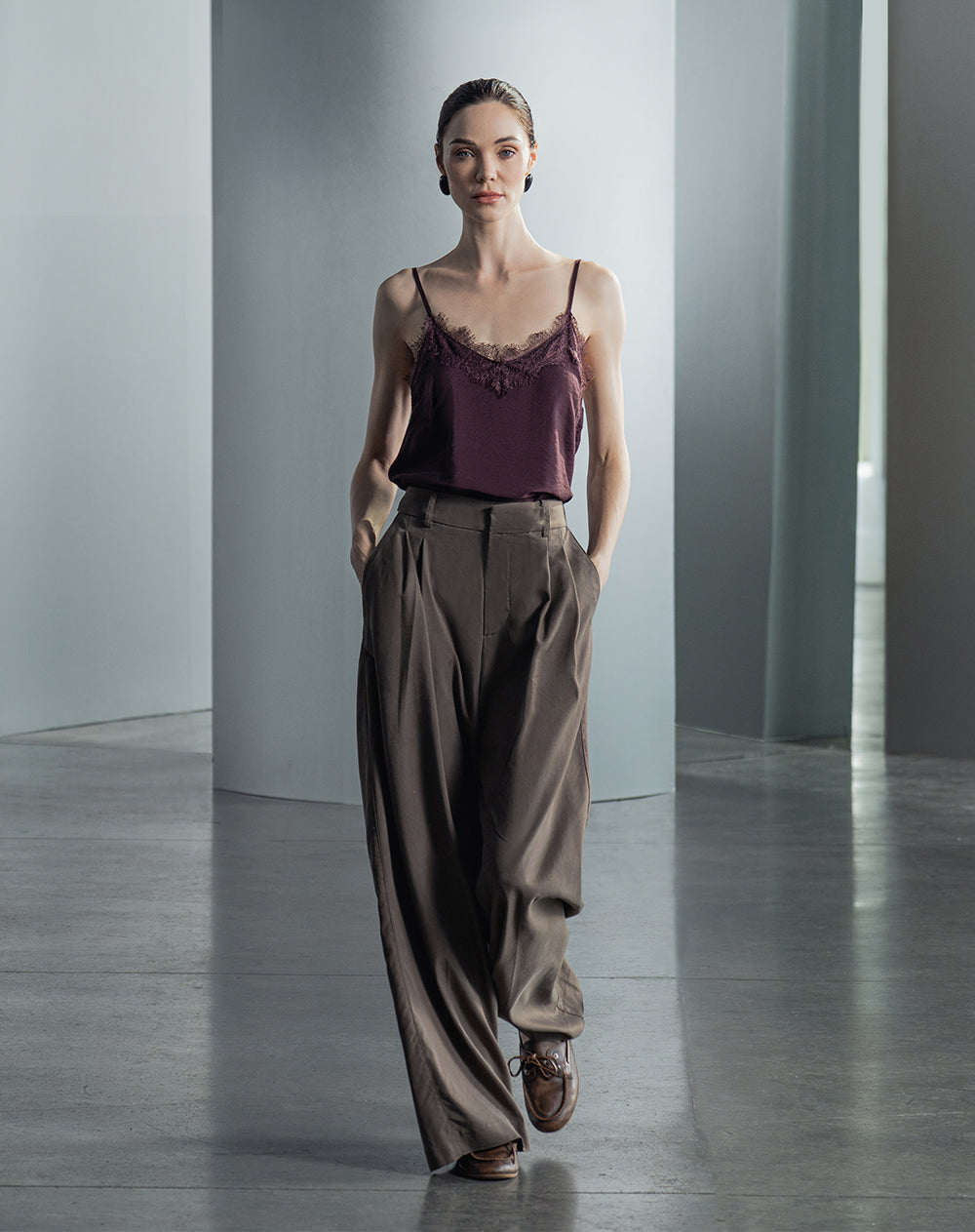 Pantalón wide leg tiro alto café mujer