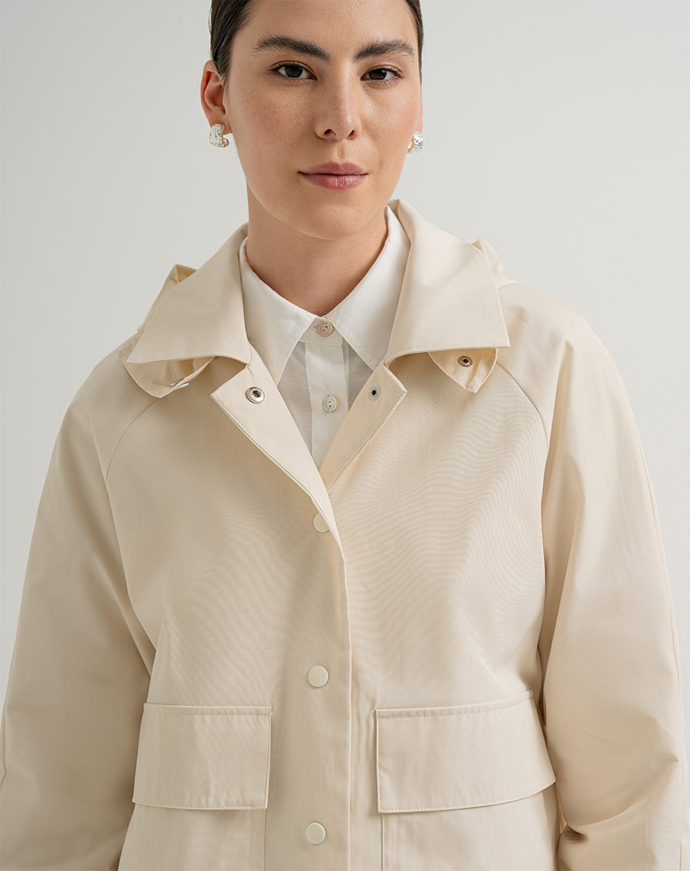 Chaqueta parka regular capucha removible crema mujer