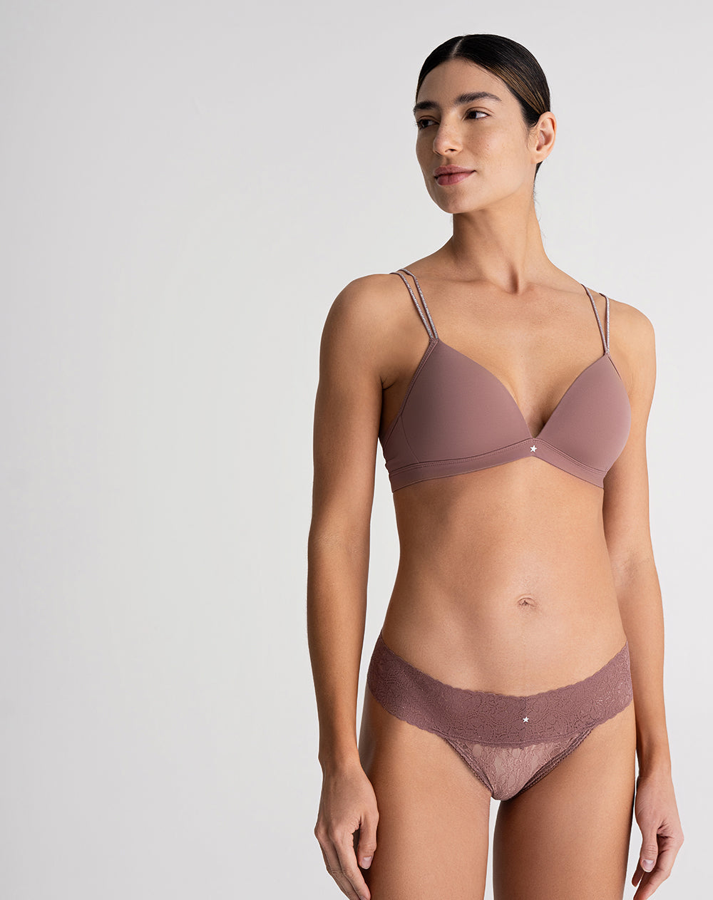 Panty tipo tanga en encaje palo rosa