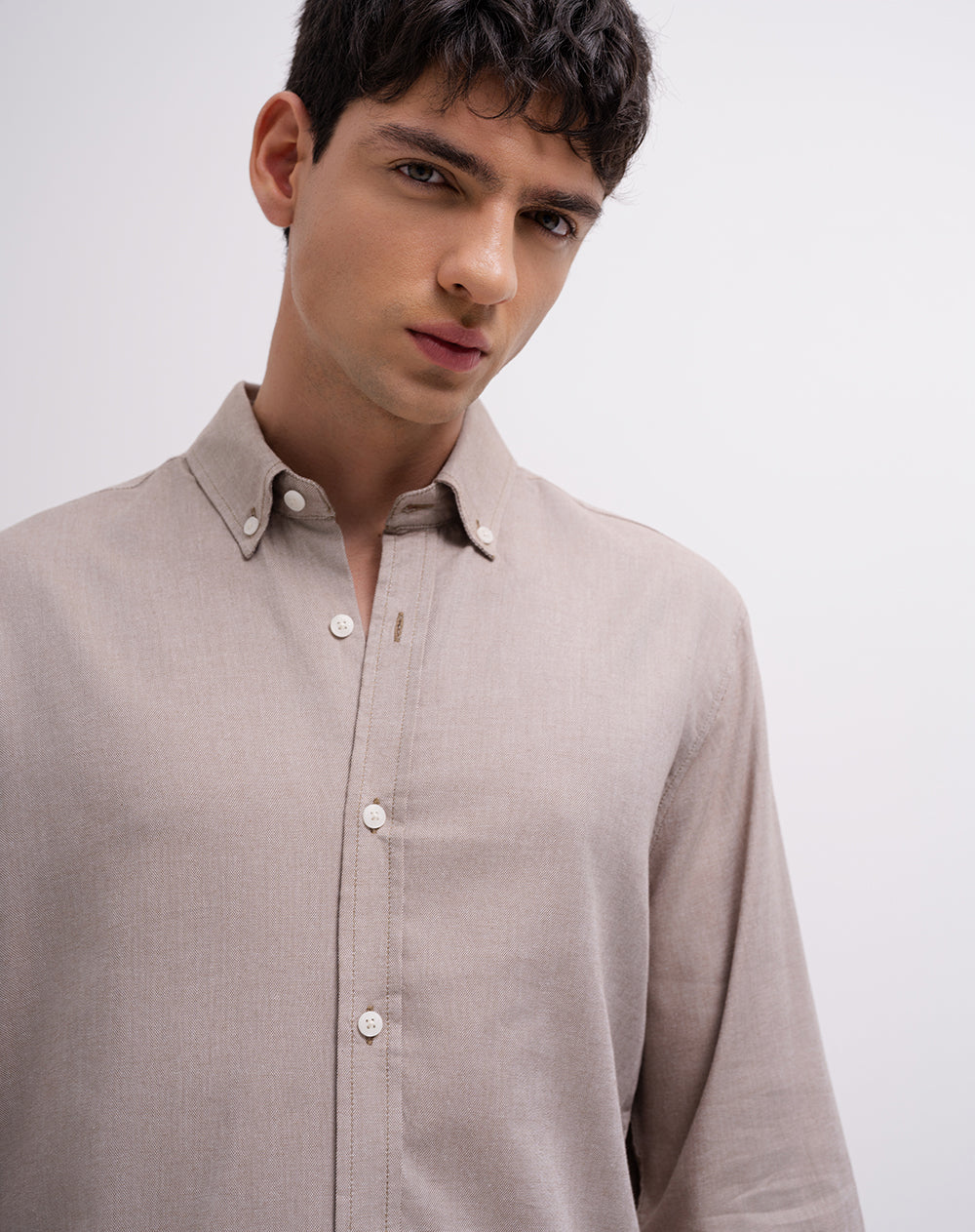 Camisa manga larga regular algodón café hombre