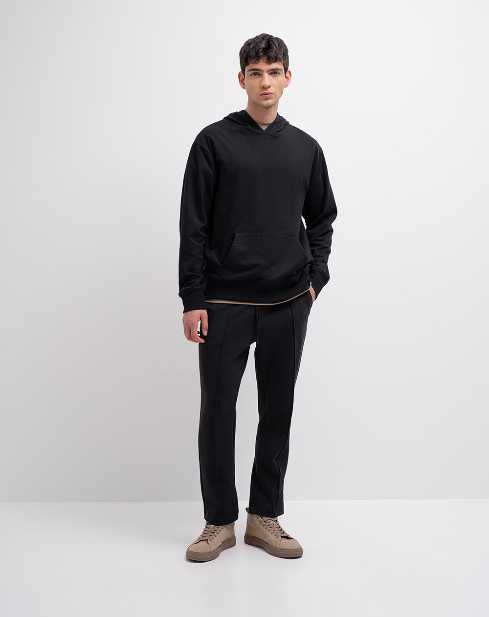 Buzo regular confort tipo hoddie negro hombre