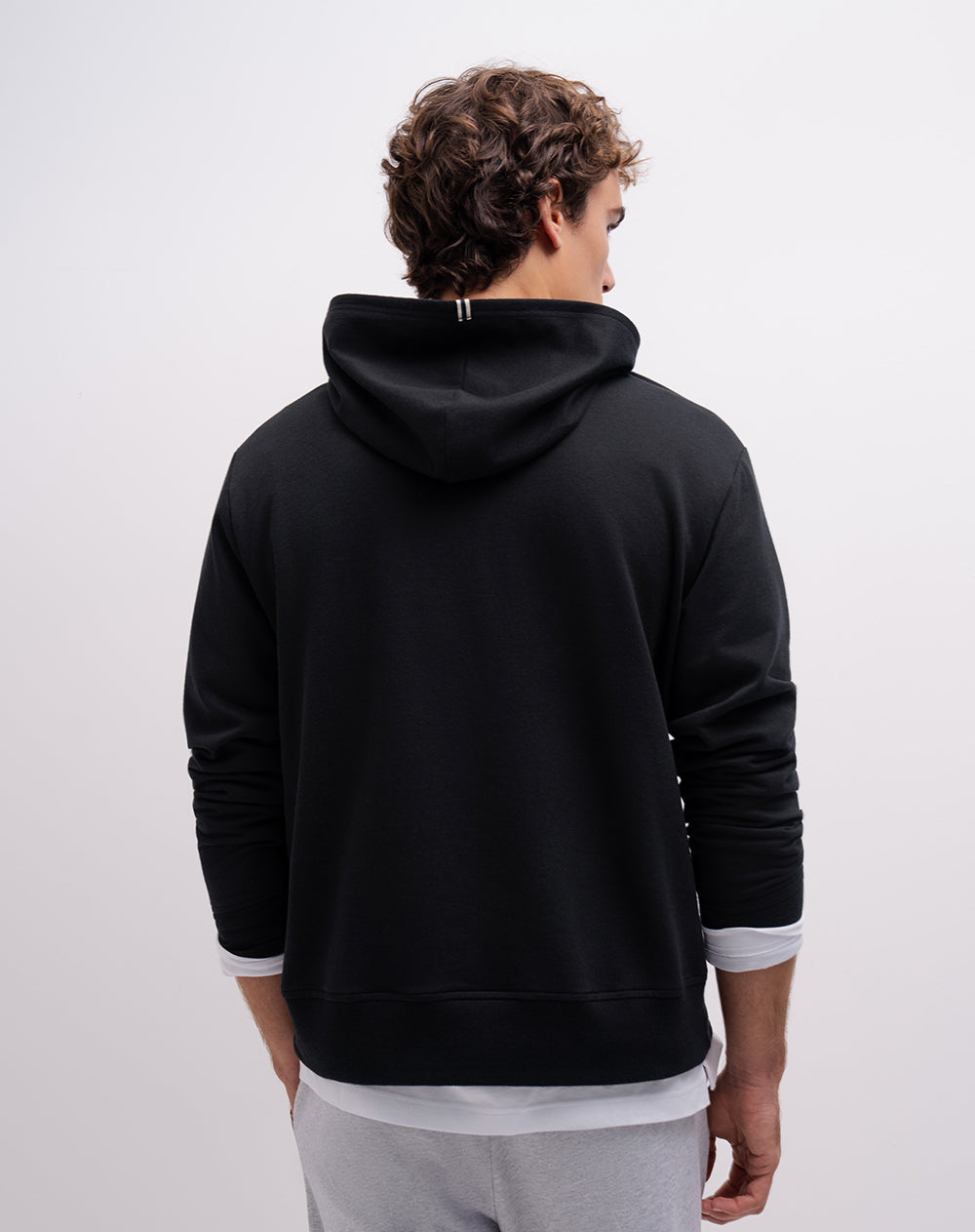 Buzo confort tipo hoddie negro hombre