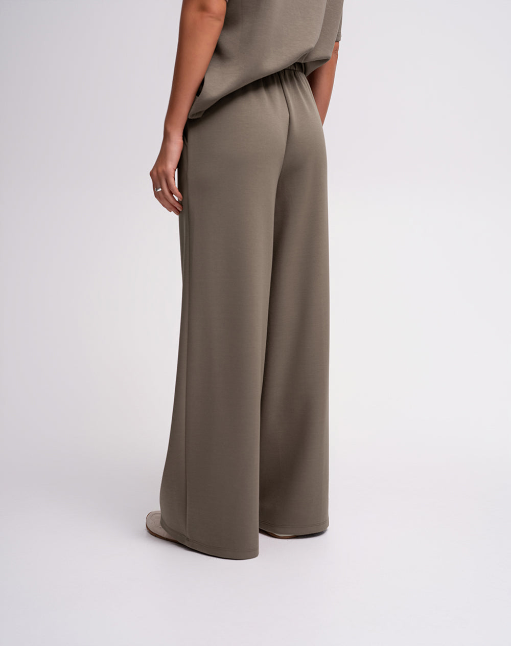 Pantalón confort tiro alto café mujer