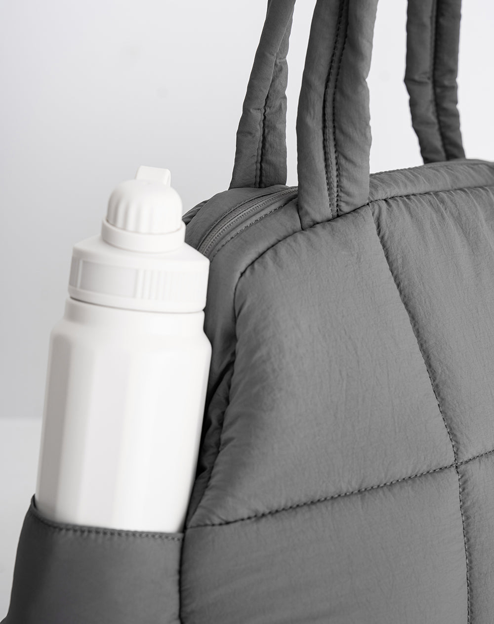 Bolso acolchado duffle gris