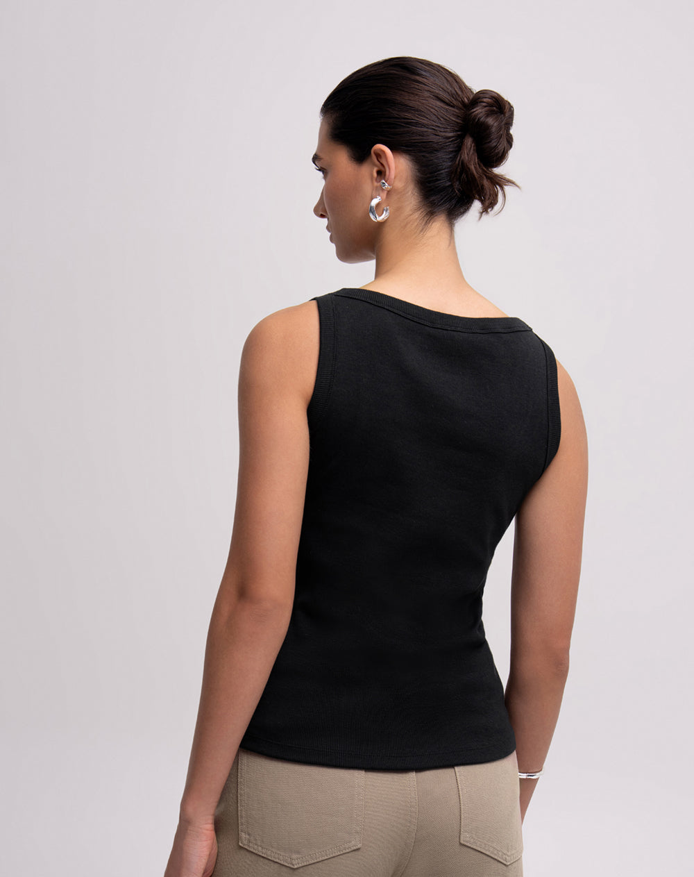 Camiseta cuello bandeja negra mujer