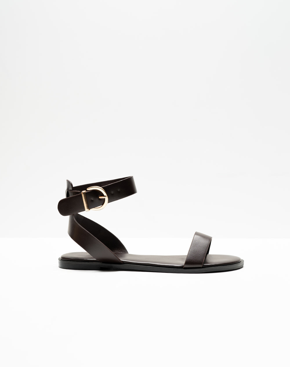 Sandalias planas café mujer