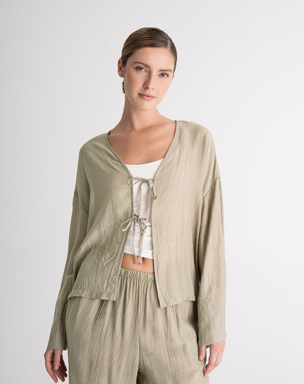 Blusa anudada efecto arrugado caqui mujer - Main Image