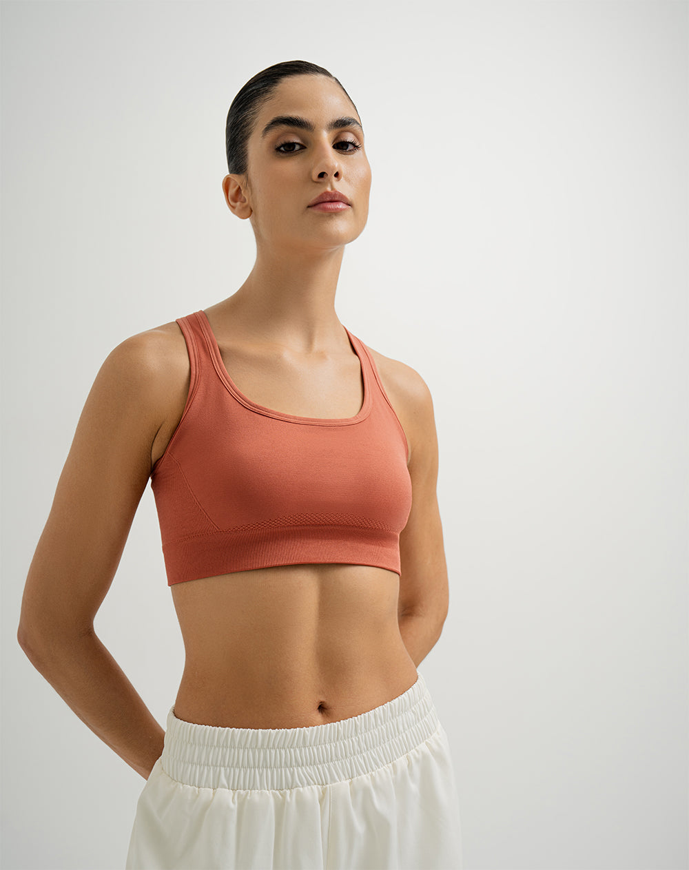Top deportivo soporte alto seamless control humedad terracota