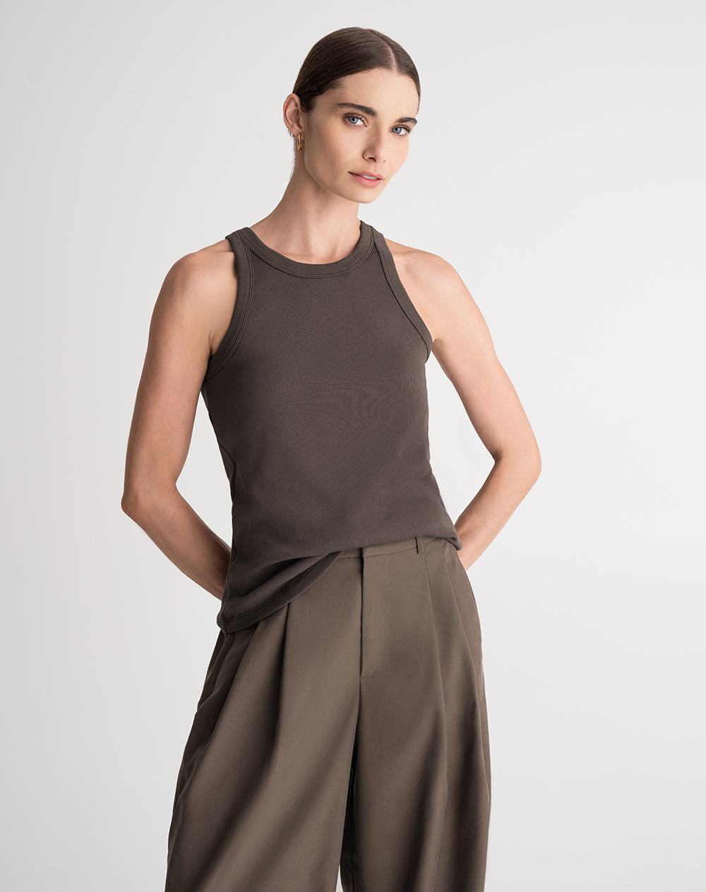 Camiseta esqueleto regular rib algodón café mujer