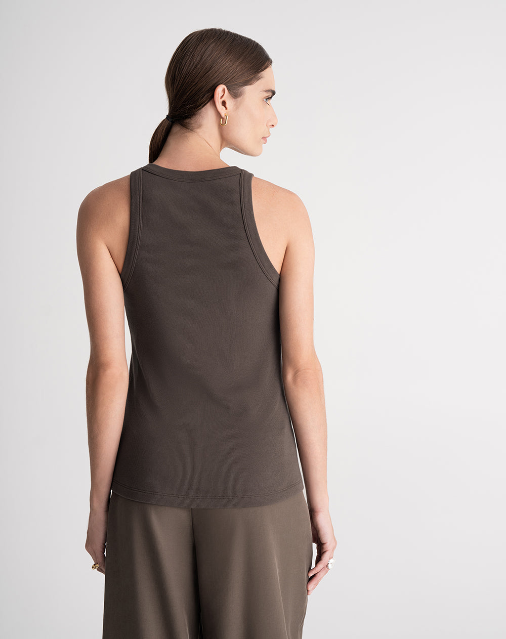 Camiseta esqueleto regular rib algodón café mujer