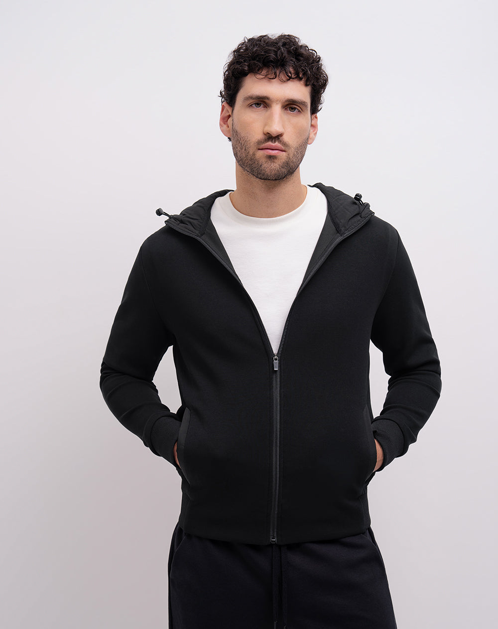 Buzo confort con capucha negra hombre