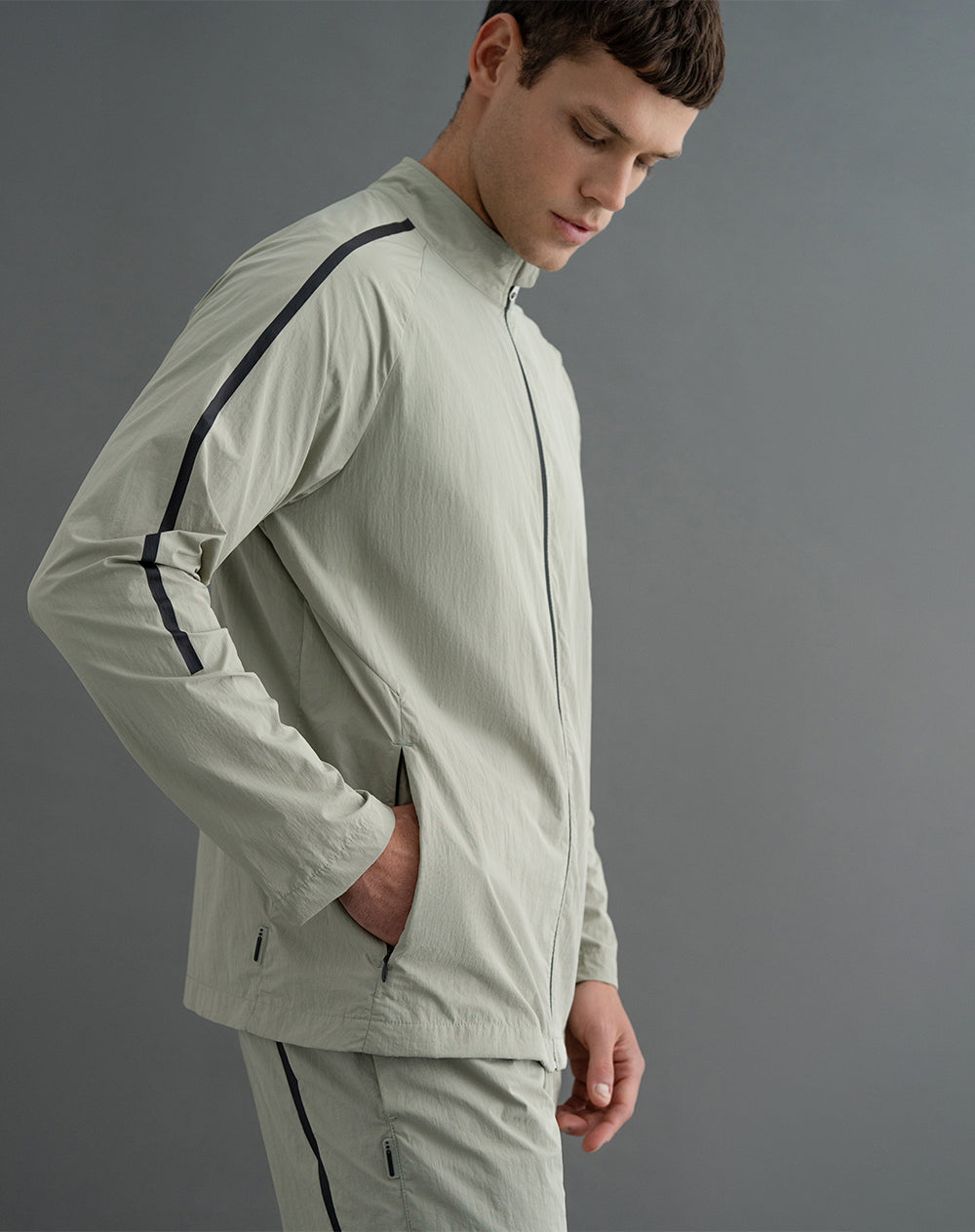 Chaqueta rompevientos sin capucha verde hombre