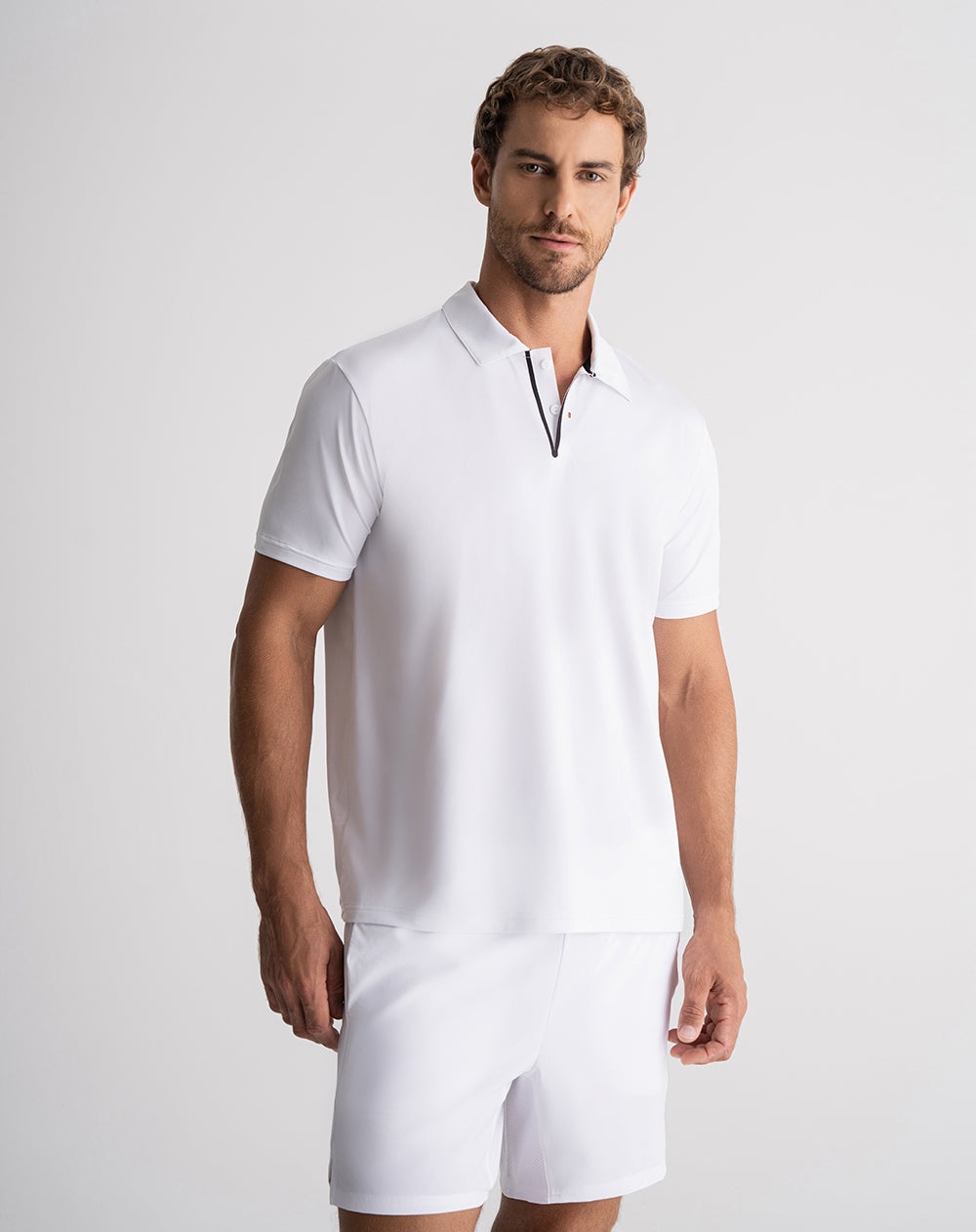 Polo deportiva hombre control humedad blanca