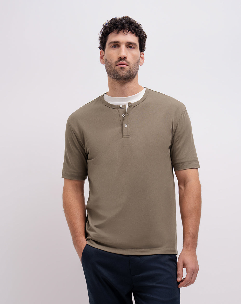 Camiseta regular manga corta café hombre