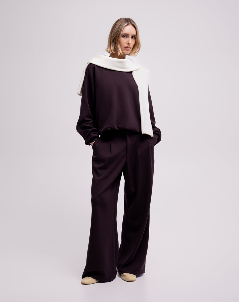Pantalón confort wide leg tiro medio vinotinto mujer