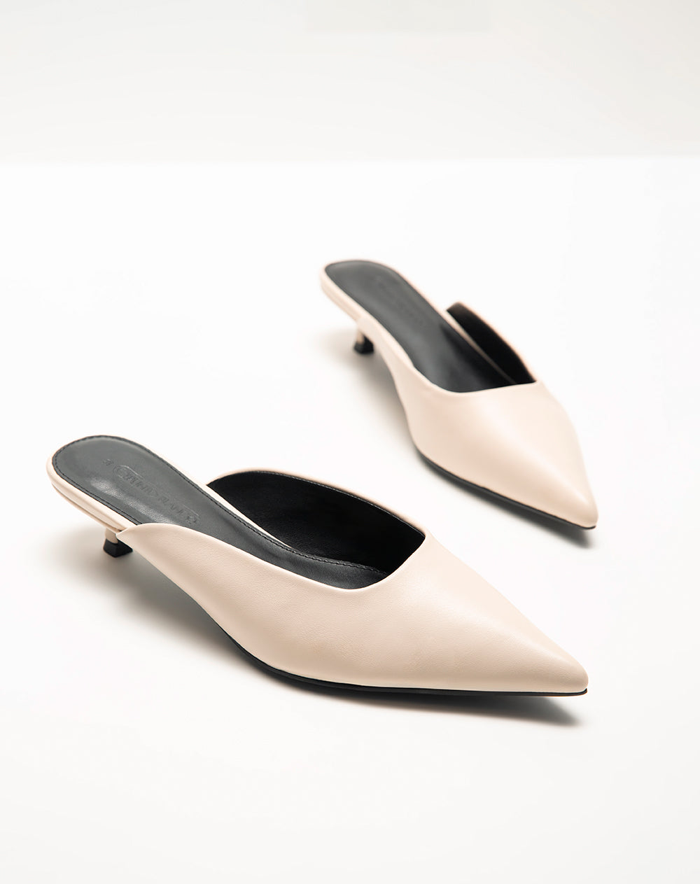 Zapatos mules en punta kitten beige mujer