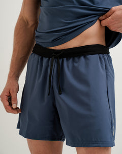 Pantaloneta deportiva con malla interna azul hombre