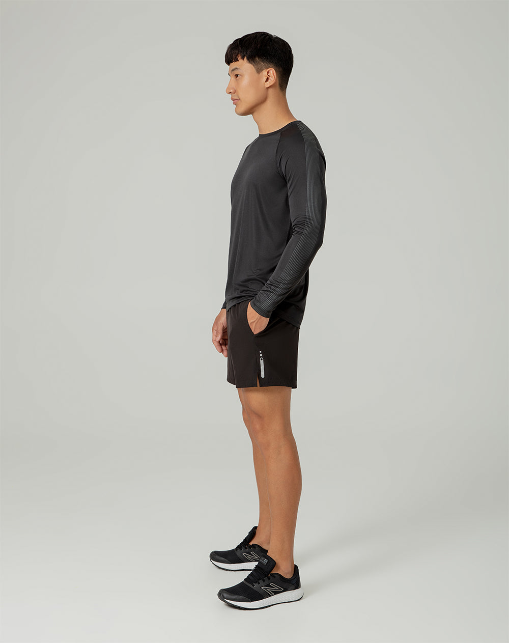 Pantaloneta deportiva con malla interna negra hombre