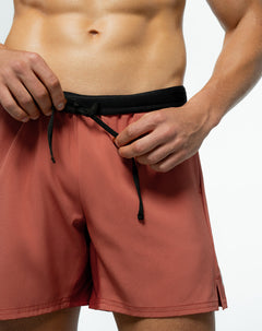 Pantaloneta deportiva malla interna terracota hombre