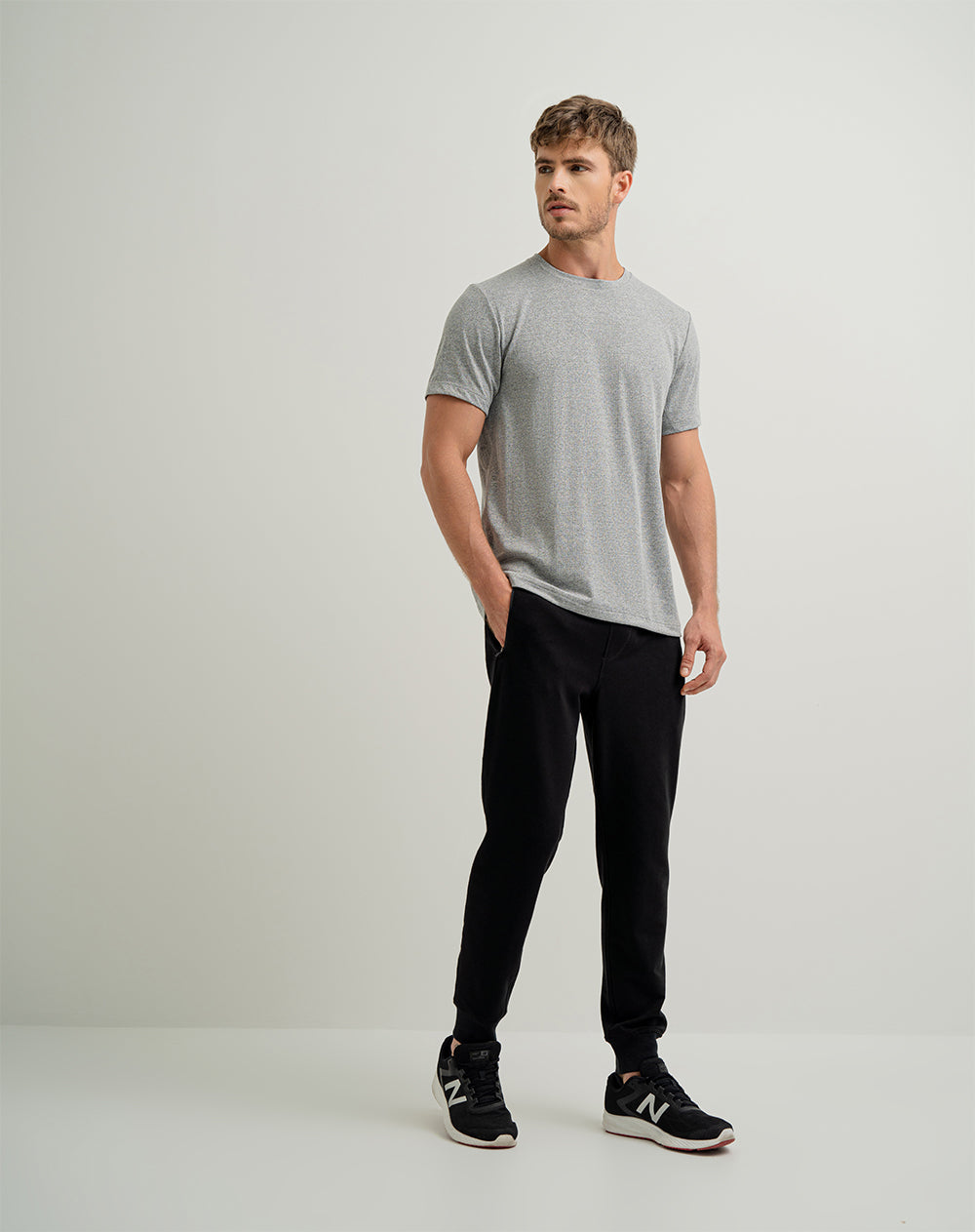 Camiseta deportiva hombre transpirable gris