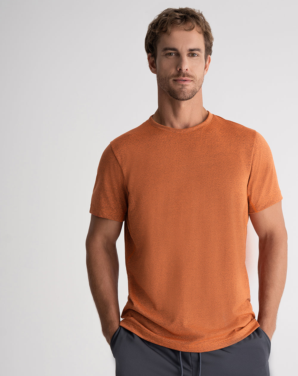 Camiseta deportiva hombre control humedad naranja