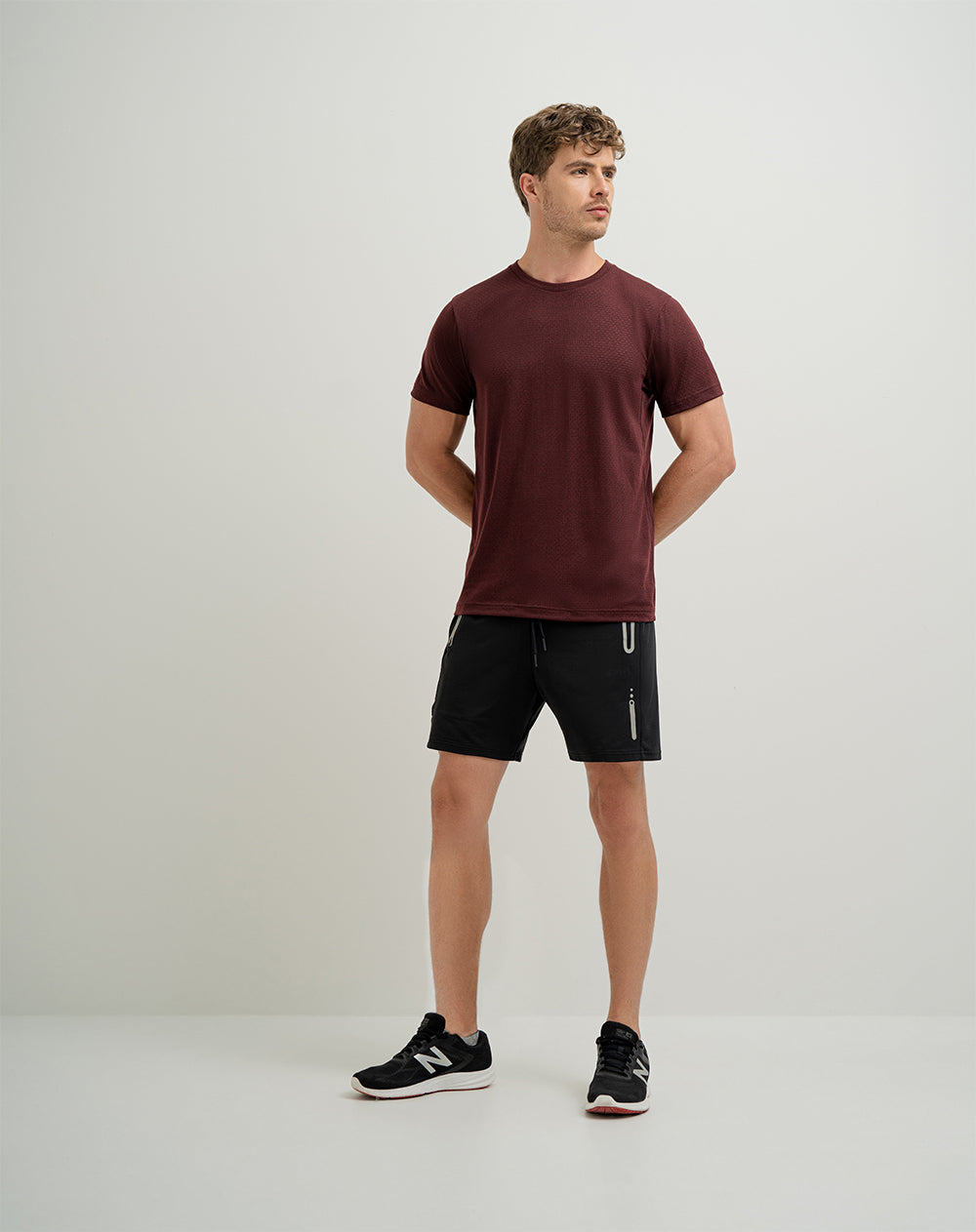 Camiseta deportiva hombre control humedad vinotinto