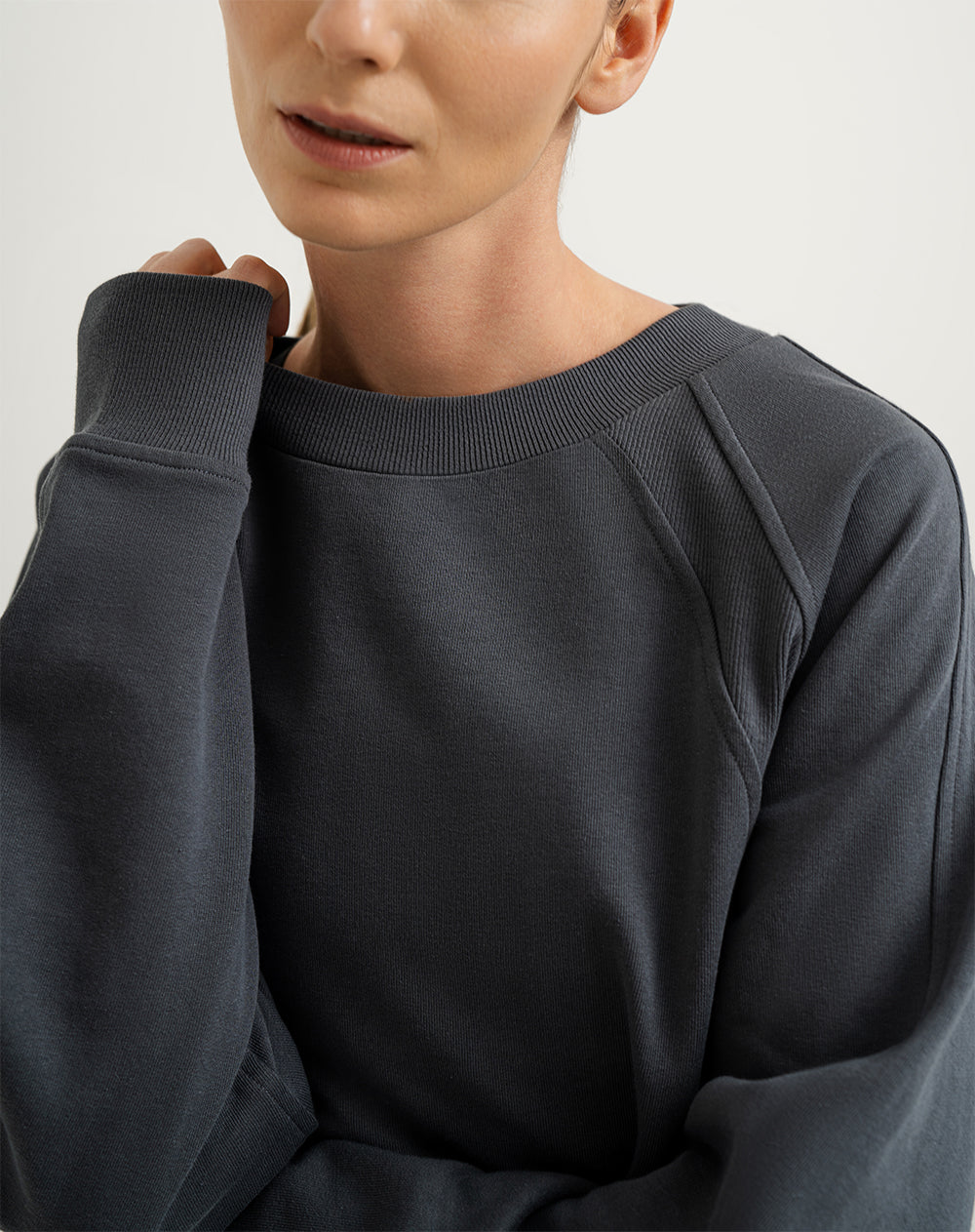 Buzo algodón abertura en puño gris mujer