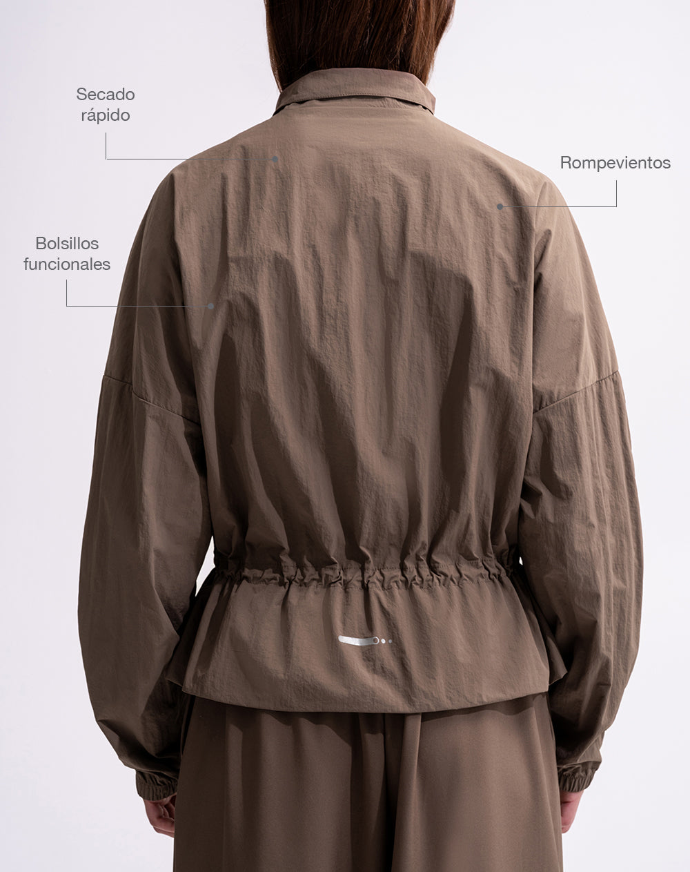 Chaqueta rompevientos regular café mujer