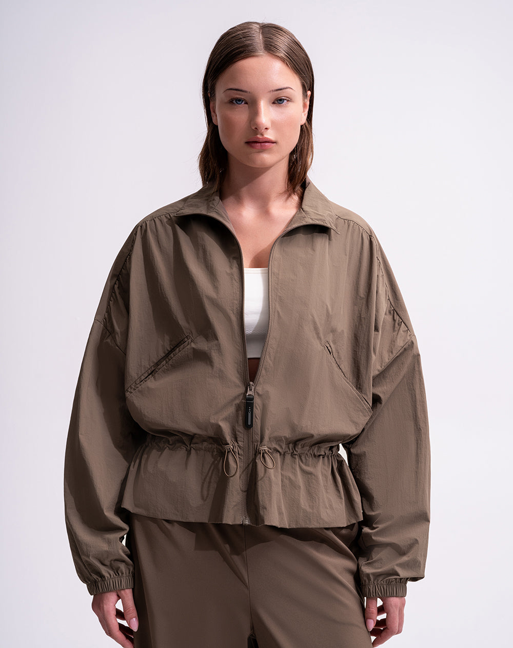 Chaqueta rompevientos regular café mujer